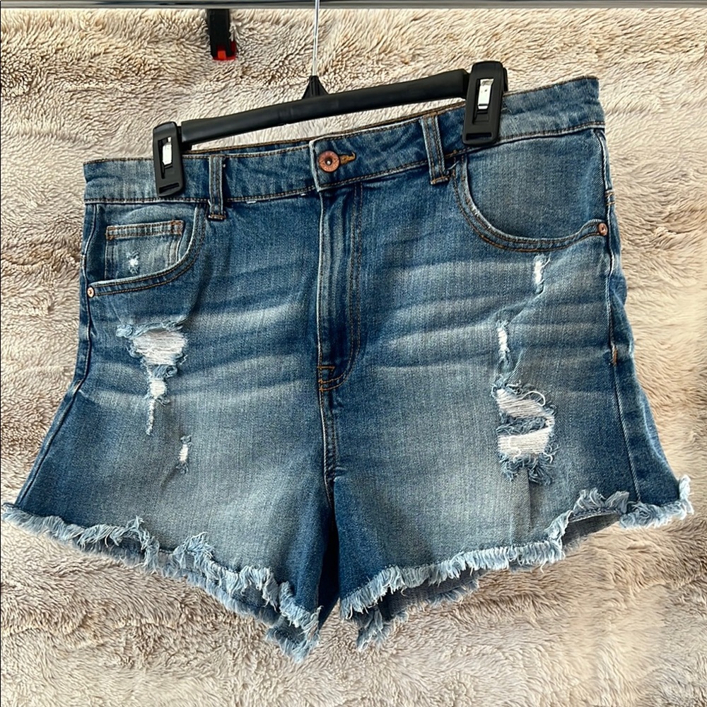 Ariya Blue Jean Shorts High-Waisted Frayed Hem